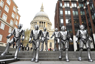 Illustration for article titled Doctor Who Series 8 is recreating an iconic image from the show's past